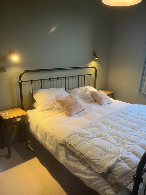 Spacious 4 Bed House Ideal for Races House in Cheltenham