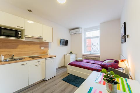 Property building, Bed, TV and multimedia, Kitchen or kitchenette, Bedroom