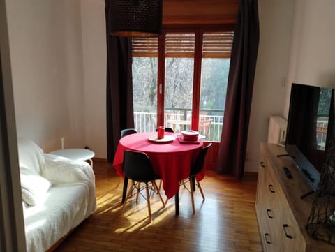 TV and multimedia, Photo of the whole room, Seating area, Dining area