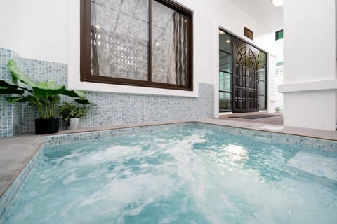 Hot Tub, Swimming pool