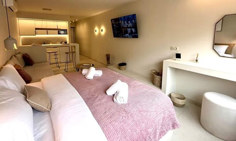 Bed, TV and multimedia, Photo of the whole room, Seating area, Bedroom, towels