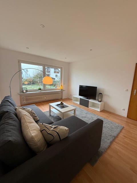 TV and multimedia, Living room, Seating area, Evening entertainment