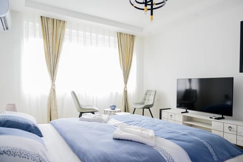 Communal lounge/ TV room, Bed, TV and multimedia, Living room, Photo of the whole room, Seating area, Evening entertainment, Bedroom, towels