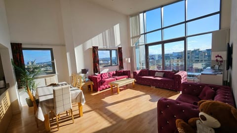 Communal lounge/ TV room, TV and multimedia, Living room, Seating area, Dining area
