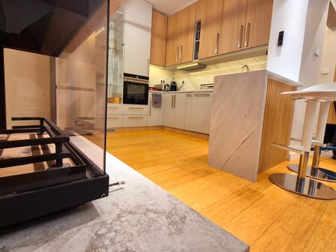 Kitchen or kitchenette, minibar