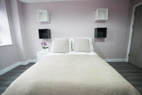 Bed, TV and multimedia, Photo of the whole room, Bedroom