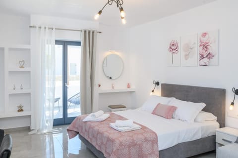 Sunny & Blue Apartment in Paros, Greece