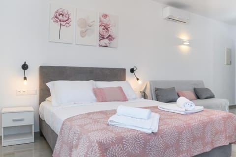 Sunny & Blue Apartment in Paros, Greece