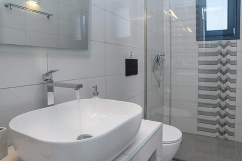 Sunny & Blue Apartment in Paros, Greece