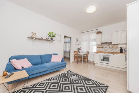 Kitchen or kitchenette, Living room, Seating area, Dining area, oven, stove