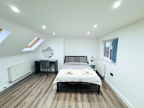 Stylish Apartment Near Birmingham Apartment in Oldbury