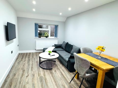 Stylish Apartment Near Birmingham Apartment in Oldbury