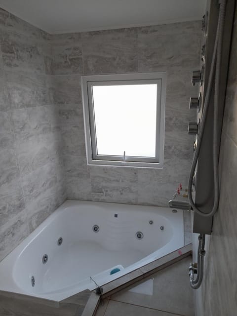 Shower, Hot Tub, Hot Tub, Bathroom, Bath