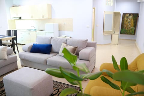 TV and multimedia, Kitchen or kitchenette, Living room, Seating area