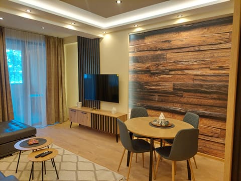 TV and multimedia, Living room, Seating area, Evening entertainment