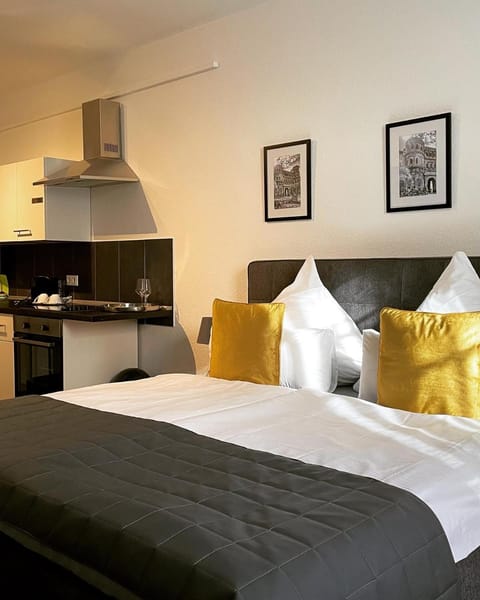 Bed, Kitchen or kitchenette, Photo of the whole room, Bedroom