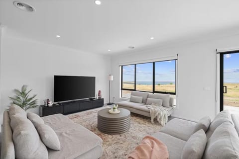 Natural landscape, TV and multimedia, Living room, Evening entertainment