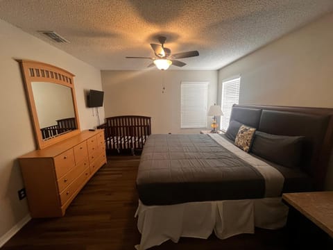 Bed, TV and multimedia, Bedroom, cot