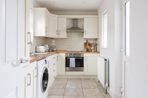 Kitchen or kitchenette, stove, toaster, washing machine