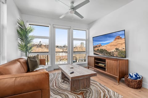 View (from property/room), Living room, City view, Mountain view