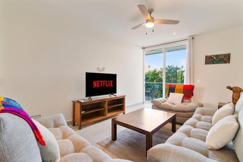 TV and multimedia, Living room, Seating area, Evening entertainment, air conditioner