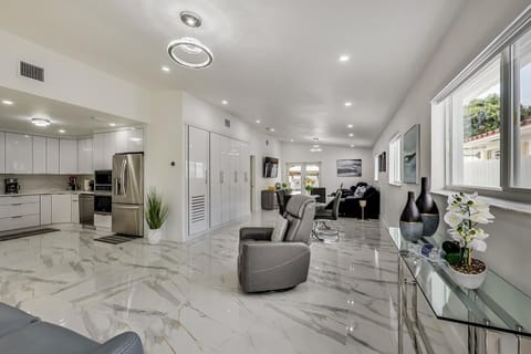 TV and multimedia, Kitchen or kitchenette, Living room, Seating area