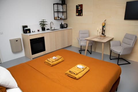 Coffee/tea facilities, Kitchen or kitchenette, Photo of the whole room, Dining area, Bedroom