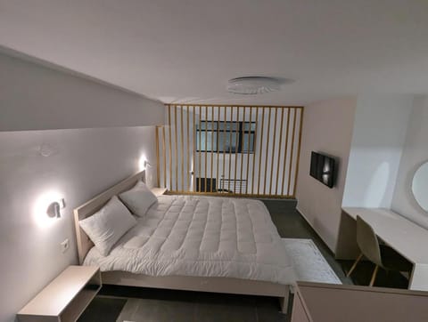 Bed, TV and multimedia, Photo of the whole room, Bedroom