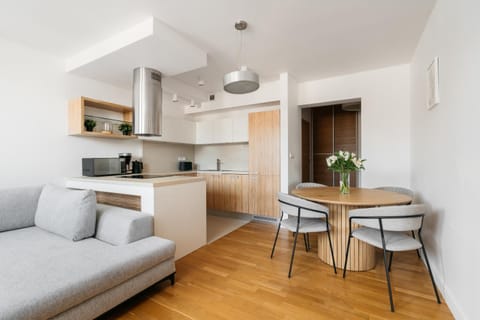 Coffee/tea facilities, Kitchen or kitchenette, Living room, Seating area, Dining area, stove
