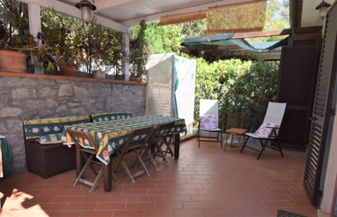 Patio, Dining area, sunbed