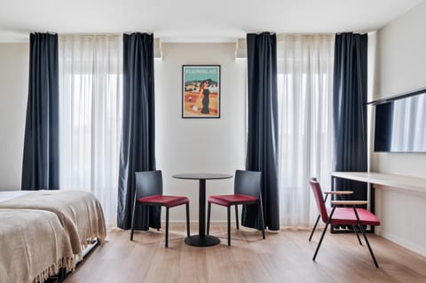 Bed, TV and multimedia, Seating area, Dining area