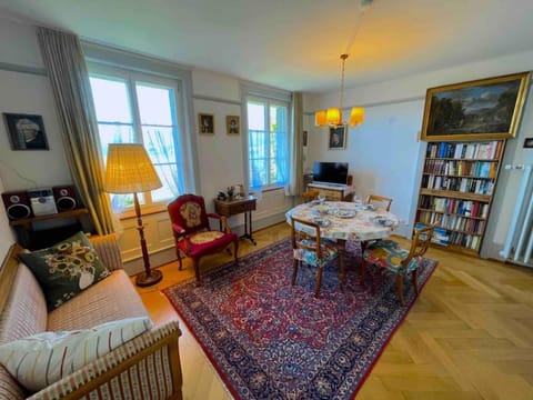 Lake Thun Alps Scenic Views and Concierge by SwissHut Apartment in Hilterfingen