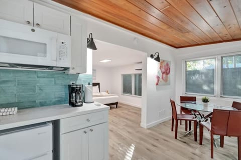 Tropical Oasis Studio w Pool Inn in Fort Lauderdale