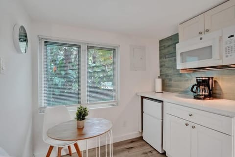 Tropical Oasis Studio w Pool Inn in Fort Lauderdale