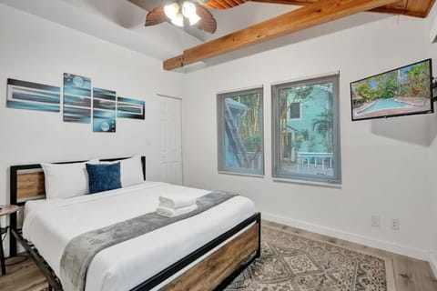 Tropical Oasis 2BR House w Pool House in Fort Lauderdale