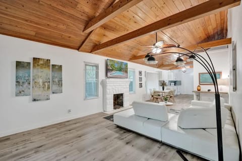 Tropical Oasis 2BR House w Pool House in Fort Lauderdale