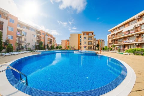 Day, Pool view, Swimming pool, sunbed