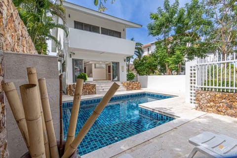 Property building, Garden, Balcony/Terrace, Swimming pool