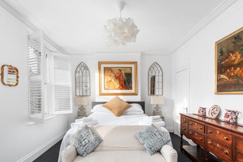 Bed, Photo of the whole room, Decorative detail, Bedroom
