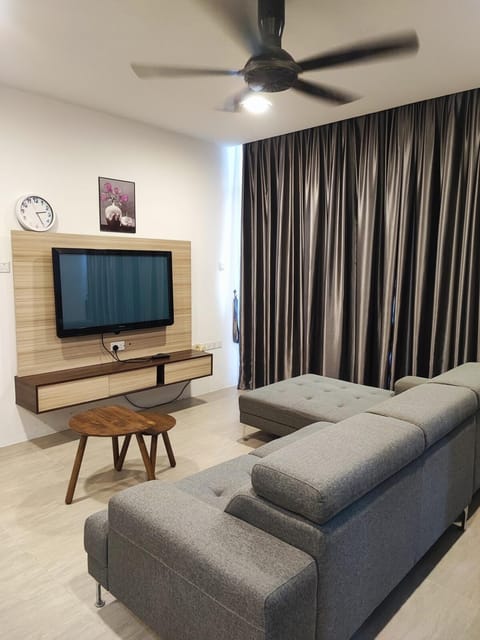 Communal lounge/ TV room, Bed, TV and multimedia, Living room, Photo of the whole room, Seating area, Evening entertainment, Bedroom