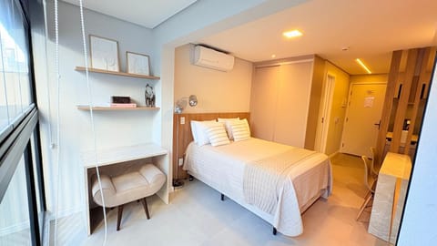 Bed, TV and multimedia, Photo of the whole room, Bedroom, towels, wardrobe, air conditioner
