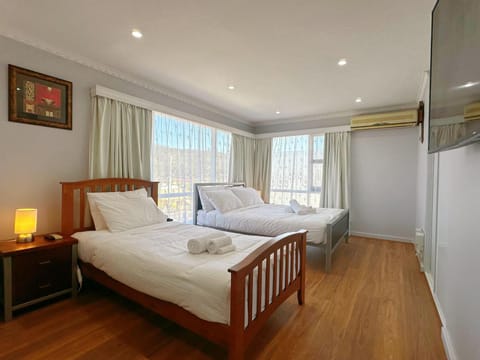 All-Seasons Comfort - Close to CBD & Air port Apartment in Tasmania