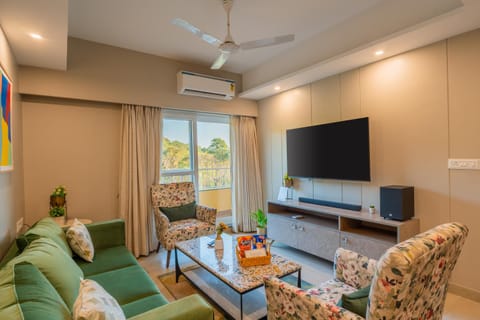 TV and multimedia, Living room, Seating area, Dining area, air conditioner