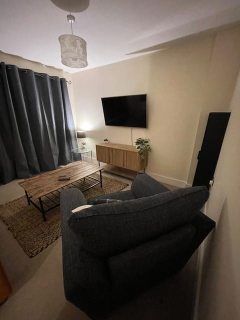 4 bed house perfect for contractors House in Wolverhampton