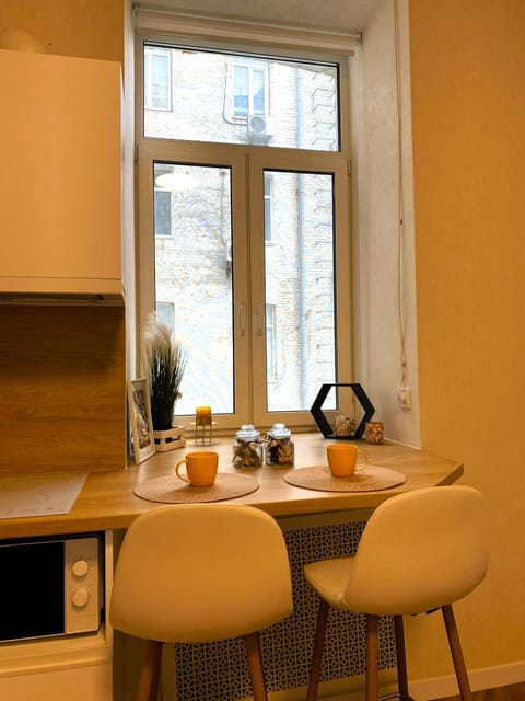 Coffee/tea facilities, Kitchen or kitchenette, Dining area, kitchen