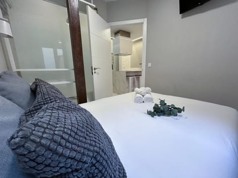 Bed, TV and multimedia, Bedroom, towels