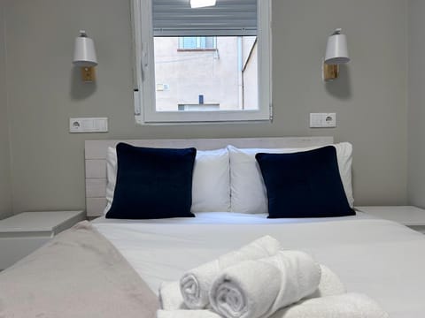 Bed, Bedroom, towels