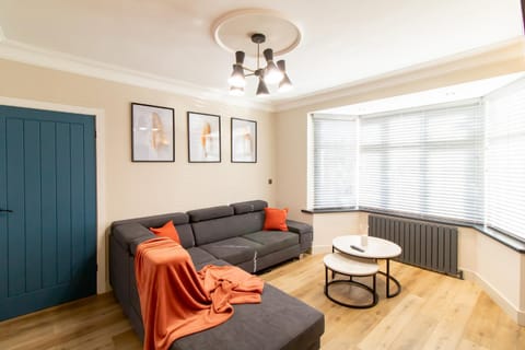Living room, Seating area, heating, internet