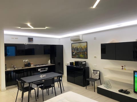 Kitchen or kitchenette, Living room, Seating area, Dining area, Evening entertainment