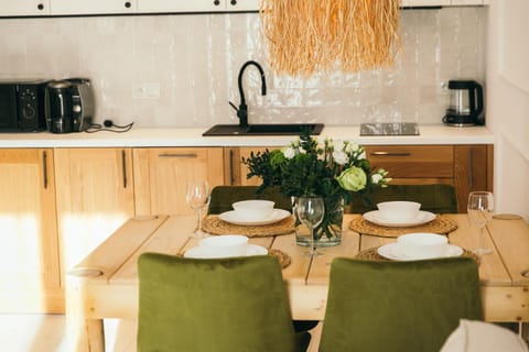 Coffee/tea facilities, Kitchen or kitchenette, stove